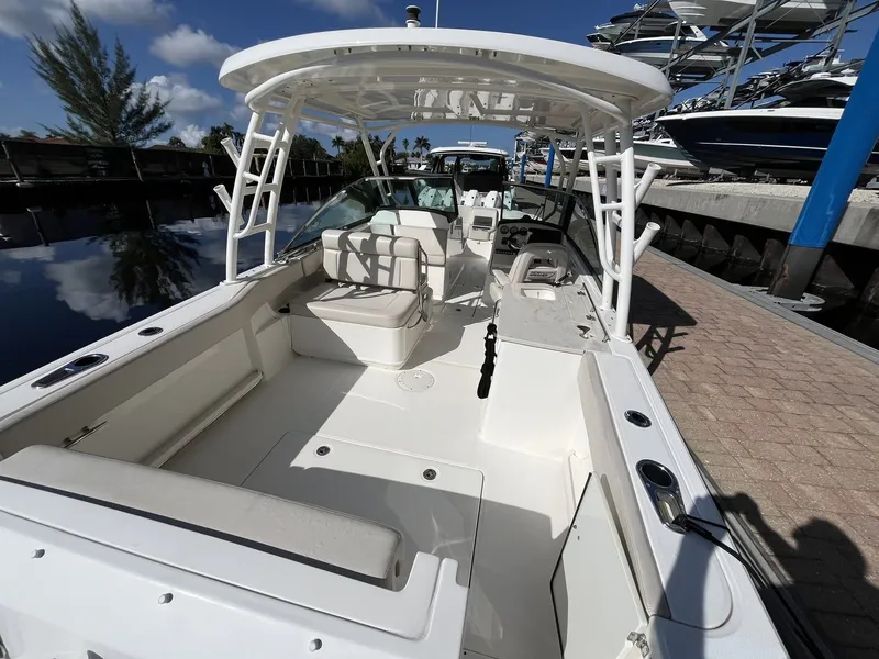 Slide: The Image of Boston Whaler 270 Vantage 2019 - 6