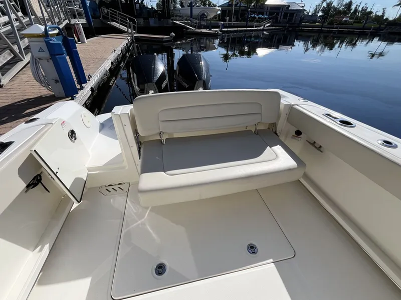 Slide: The Image of Boston Whaler 270 Vantage 2019 - 7