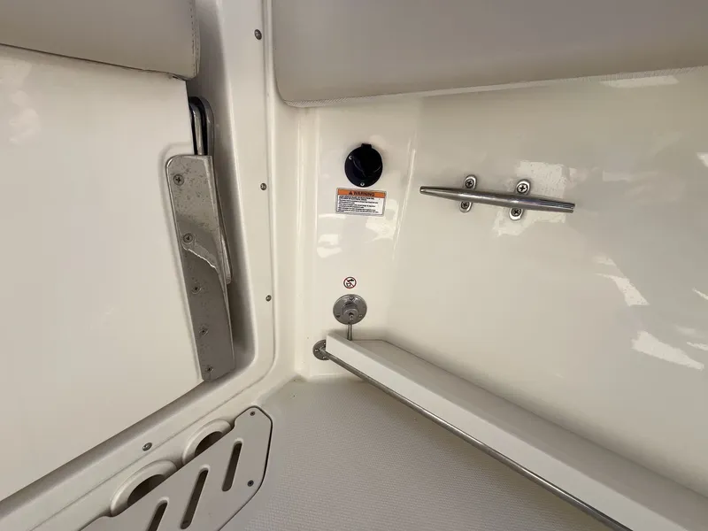 Slide: The Image of Boston Whaler 270 Vantage 2019 - 9