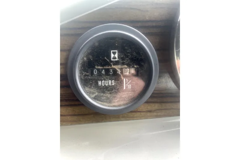 Slide: The Image of Hour meter showing 439.1 hours on 2010 Bayliner 255 Cruiser dashboard. - 57