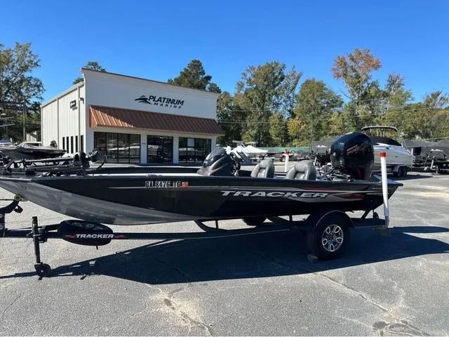 The Image of Sun Tracker Party Barge 22 DLX 2019 - 1