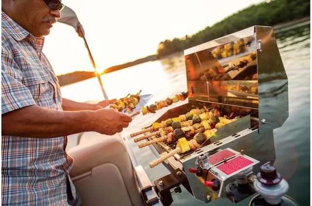 Slide: The Image of Sun Tracker Party Barge 22 DLX 2019 - 13