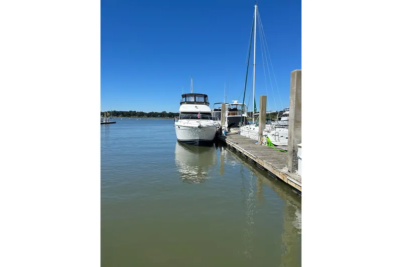 Slide: The Image of 2007 Meridian 411SB yacht docked at a marina under clear blue skies. - 6