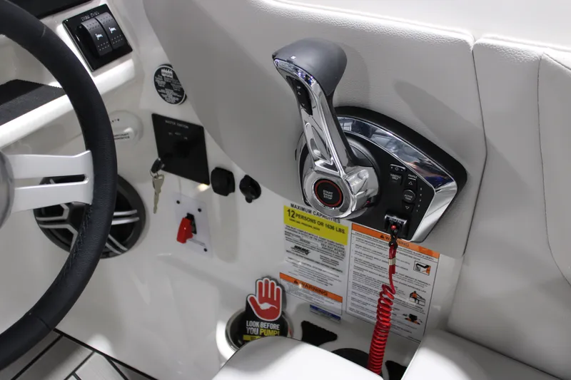 Slide: The Image of Sea Ray 230 SDS 2026 - 11