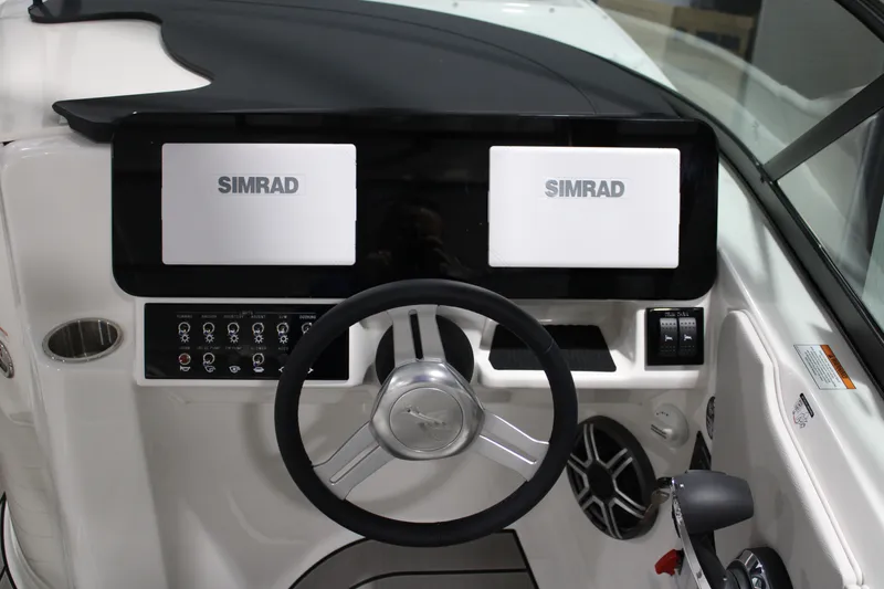 Slide: The Image of Sea Ray 230 SDS 2026 - 12