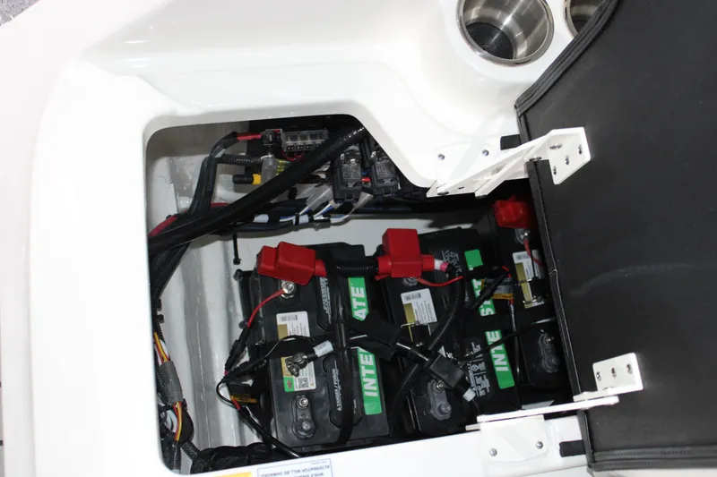 Slide: The Image of Sea Ray 230 SDS 2026 - 13