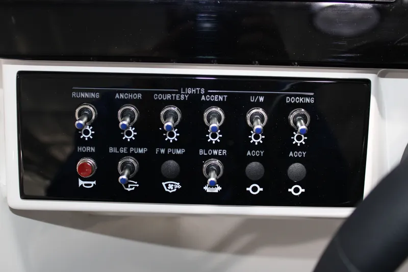 Slide: The Image of Sea Ray 230 SDS 2026 - 14