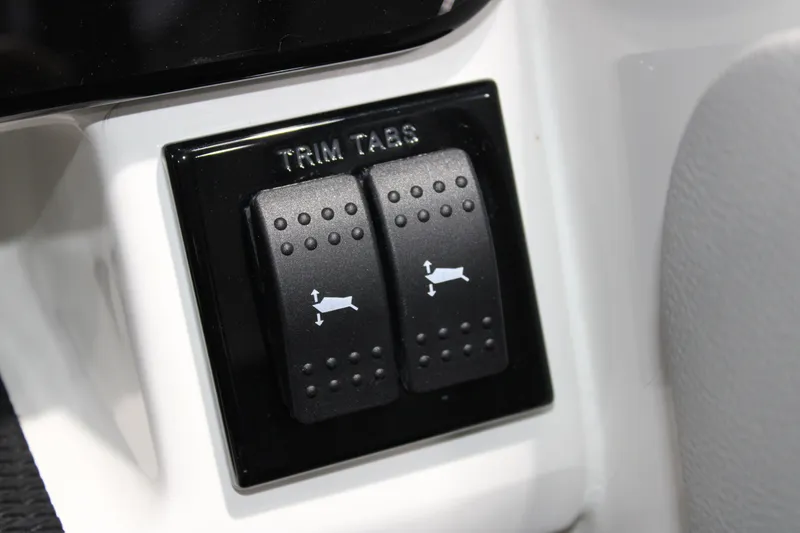 Slide: The Image of Sea Ray 230 SDS 2026 - 15