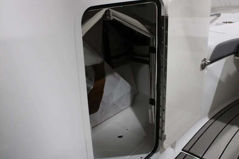 Slide: The Image of Sea Ray 230 SDS 2026 - 16