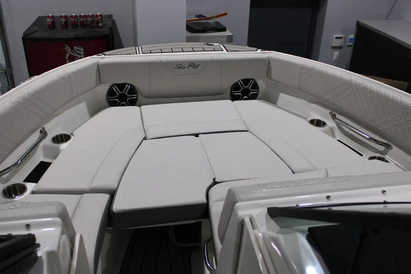 Slide: The Image of Sea Ray 230 SDS 2026 - 17