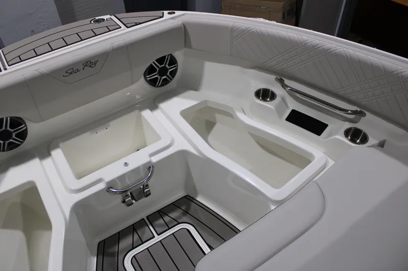 Slide: The Image of Sea Ray 230 SDS 2026 - 18