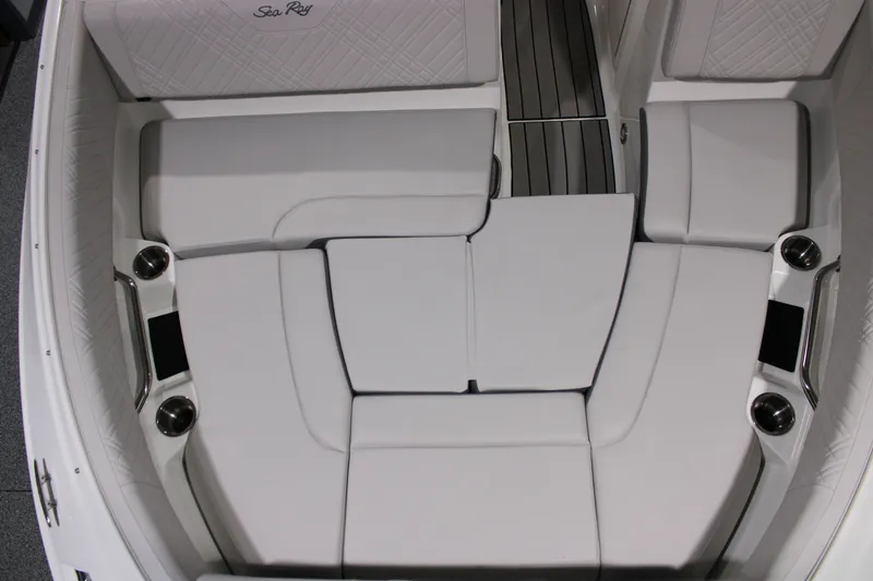 Slide: The Image of Sea Ray 230 SDS 2026 - 20