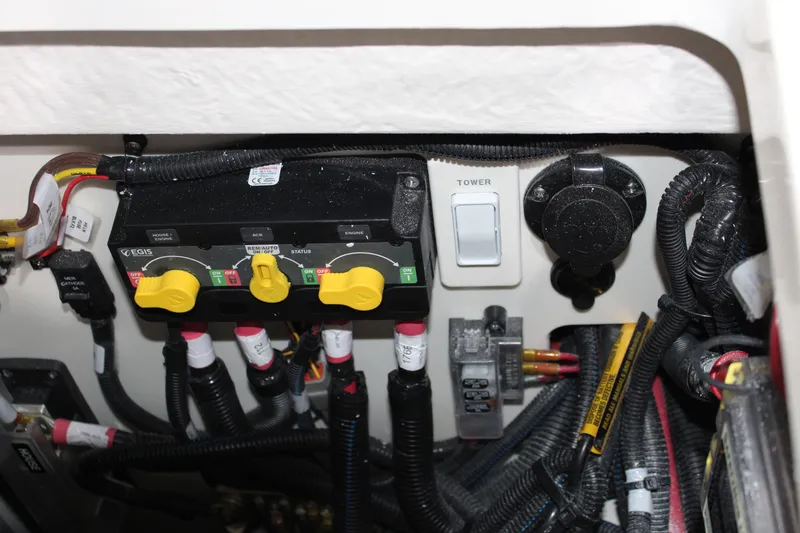 Slide: The Image of Sea Ray 230 SDS 2026 - 21