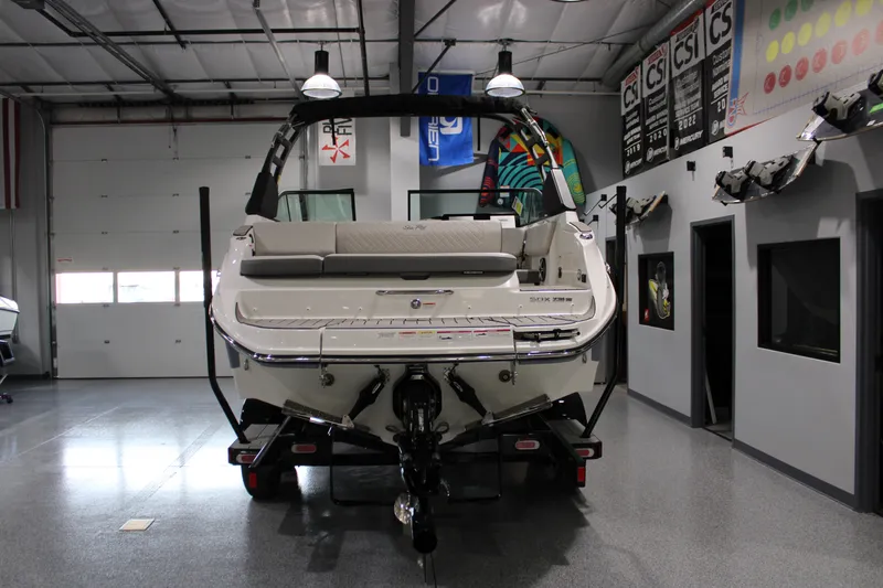 Slide: The Image of Sea Ray 230 SDS 2026 - 22