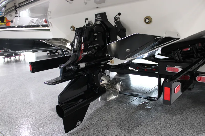 Slide: The Image of Sea Ray 230 SDS 2026 - 24