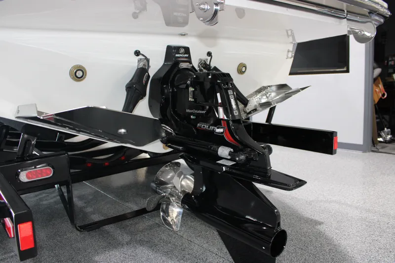 Slide: The Image of Sea Ray 230 SDS 2026 - 25