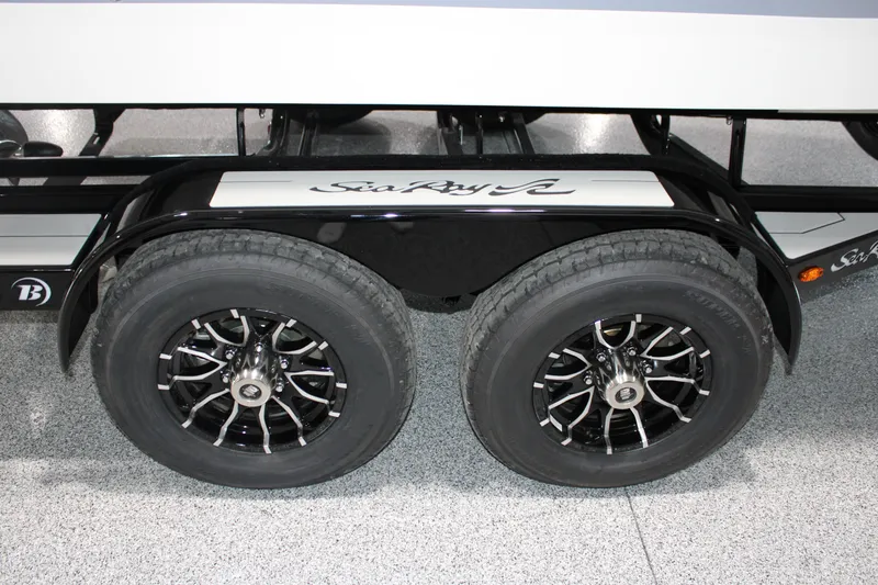 Slide: The Image of Sea Ray 230 SDS 2026 - 26