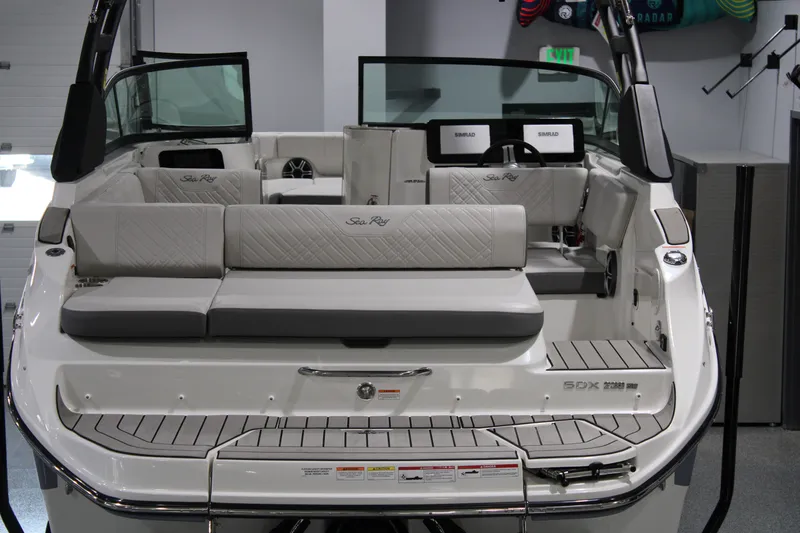 Slide: The Image of Sea Ray 230 SDS 2026 - 27