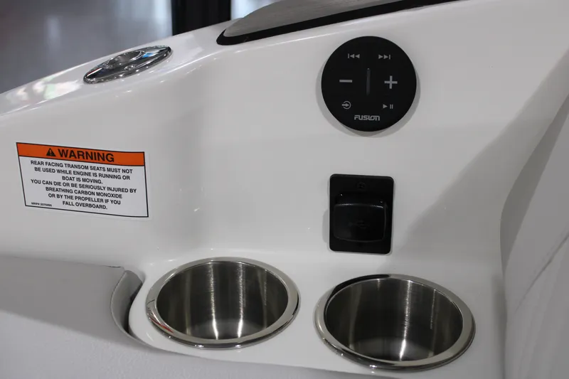 Slide: The Image of Sea Ray 230 SDS 2026 - 29