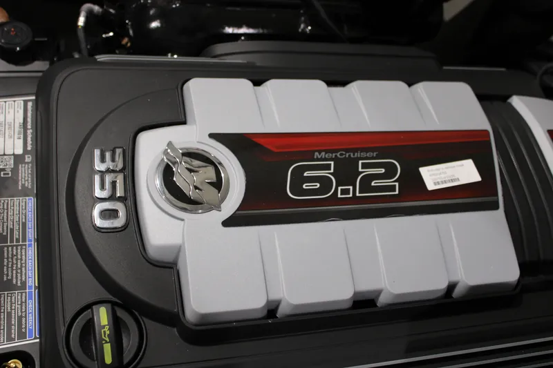 Slide: The Image of Sea Ray 230 SDS 2026 - 32