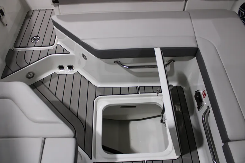 Slide: The Image of Sea Ray 230 SDS 2026 - 33