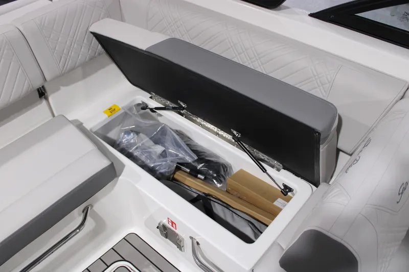 Slide: The Image of Sea Ray 230 SDS 2026 - 34