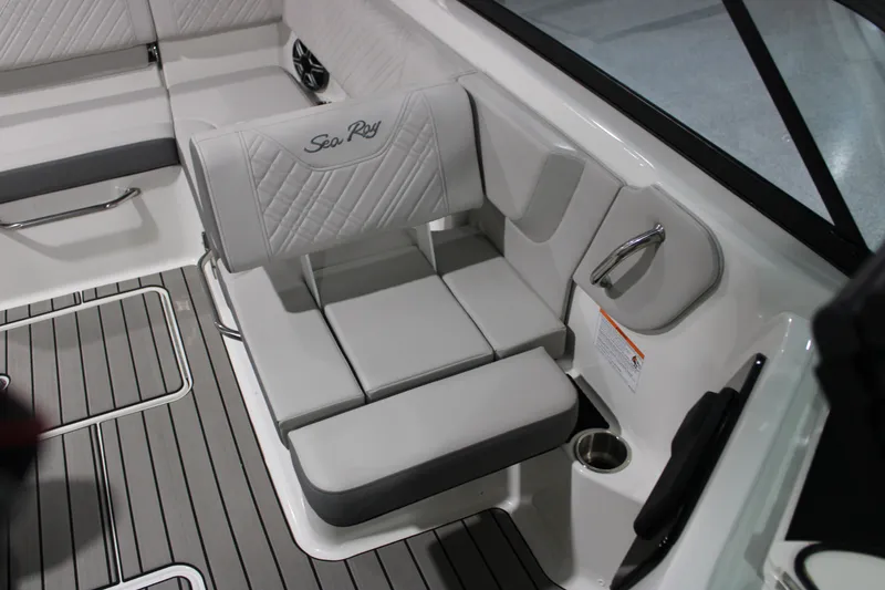 Slide: The Image of Sea Ray 230 SDS 2026 - 35