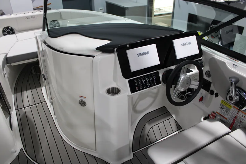 Slide: The Image of Sea Ray 230 SDS 2026 - 36