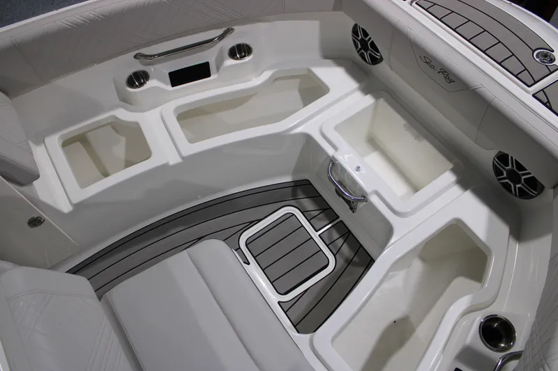 Slide: The Image of Sea Ray 230 SDS 2026 - 39