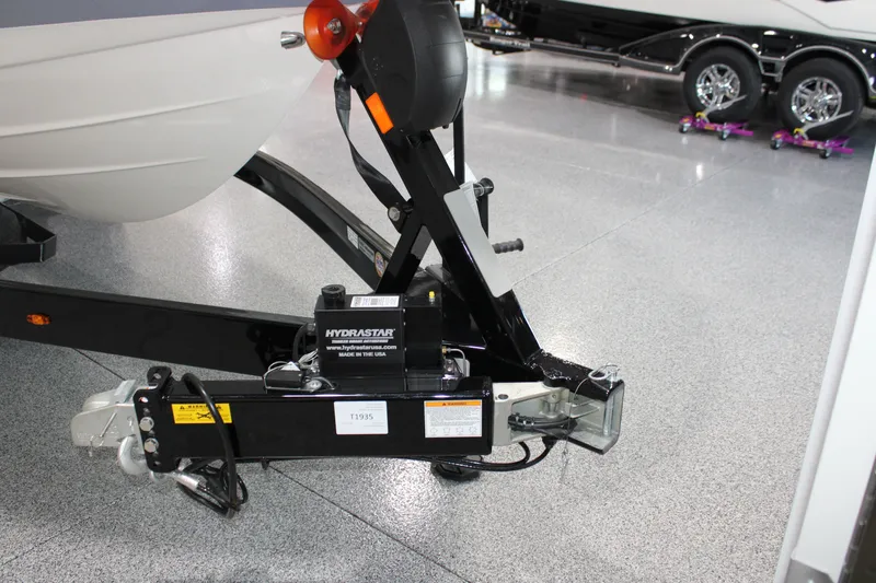 Slide: The Image of Sea Ray 230 SDS 2026 - 4