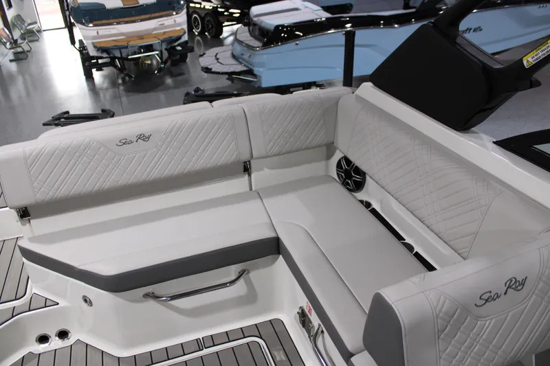 Slide: The Image of Sea Ray 230 SDS 2026 - 5