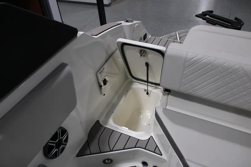 Slide: The Image of Sea Ray 230 SDS 2026 - 6