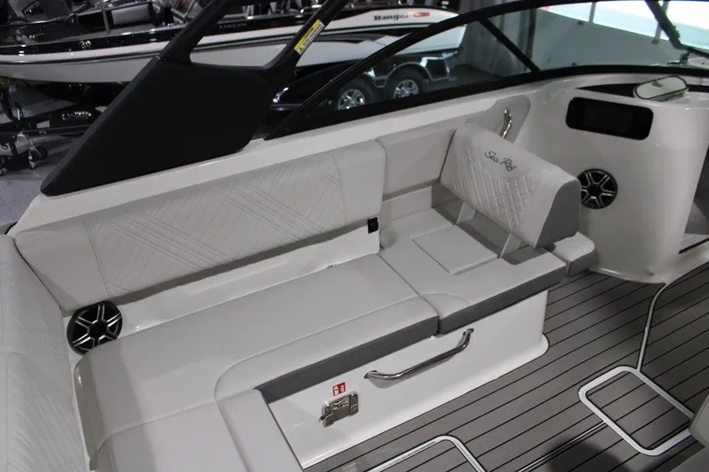 Slide: The Image of Sea Ray 230 SDS 2026 - 7