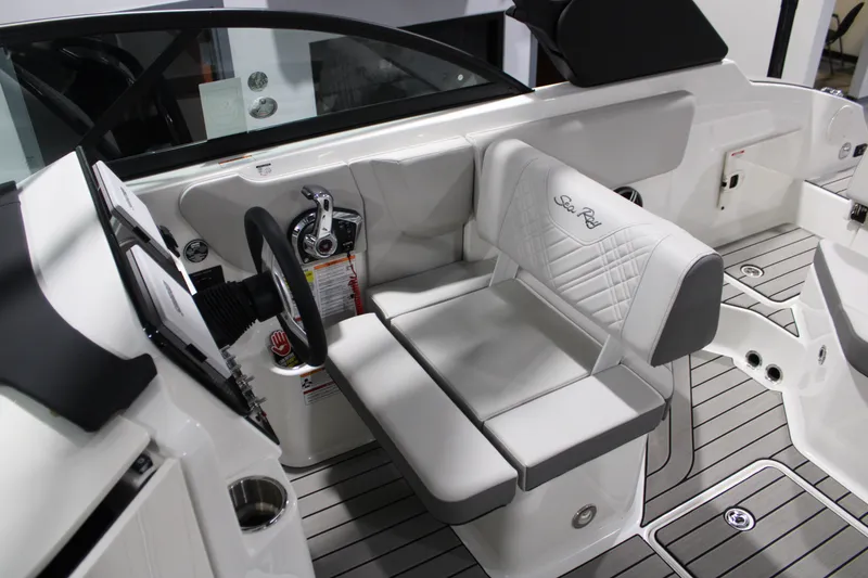 Slide: The Image of Sea Ray 230 SDS 2026 - 8