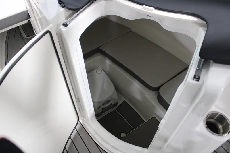 Slide: The Image of Sea Ray 230 SDS 2026 - 9