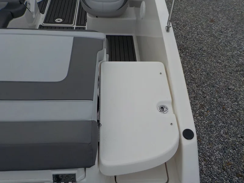 Slide: The Image of Bayliner VR5 Bowrider OB 2022 - 15