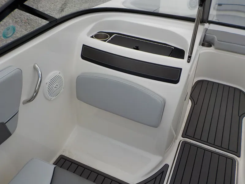 Slide: The Image of Bayliner VR5 Bowrider OB 2022 - 17