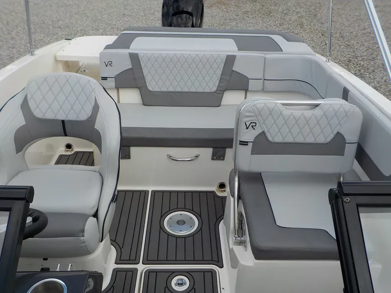 Slide: The Image of Bayliner VR5 Bowrider OB 2022 - 18