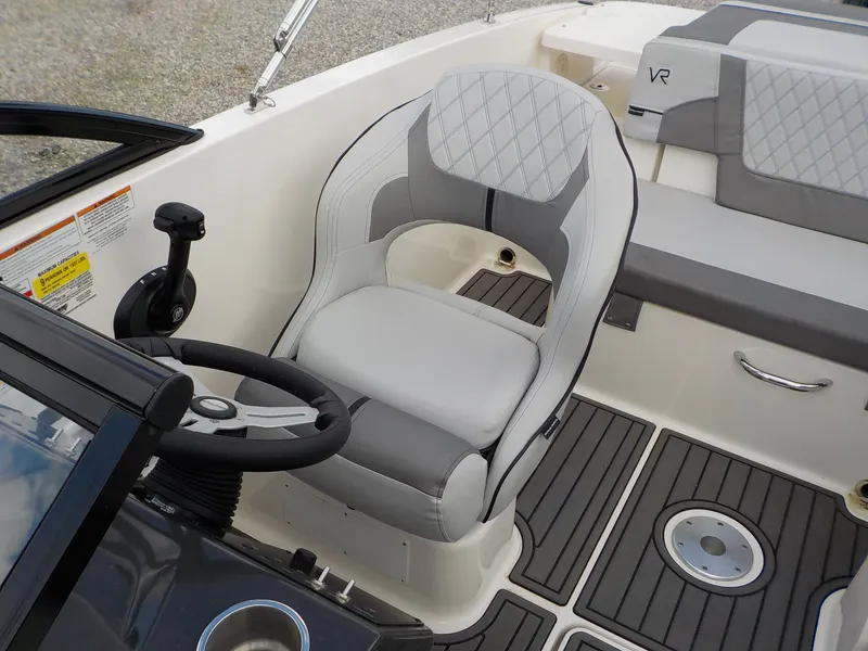 Slide: The Image of Bayliner VR5 Bowrider OB 2022 - 19
