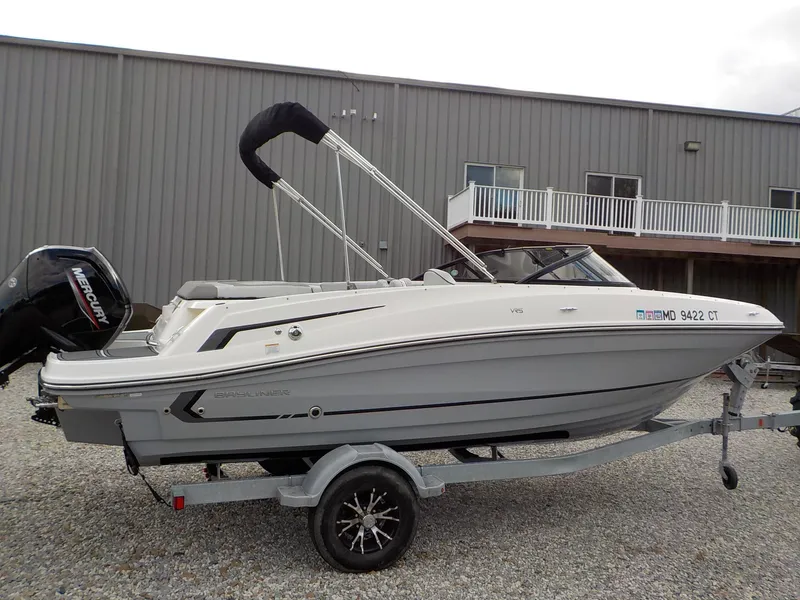 Slide: The Image of Bayliner VR5 Bowrider OB 2022 - 5