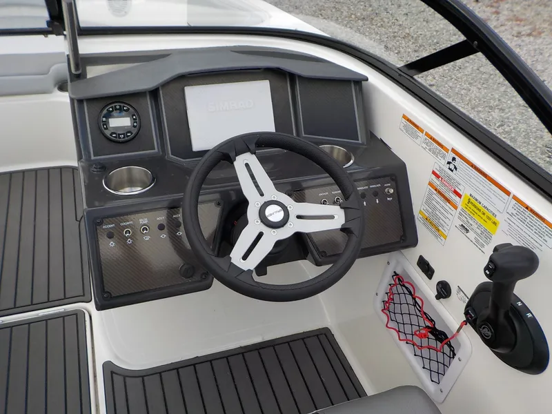 Slide: The Image of Bayliner VR5 Bowrider OB 2022 - 7