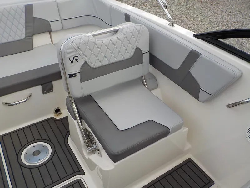 Slide: The Image of Bayliner VR5 Bowrider OB 2022 - 8