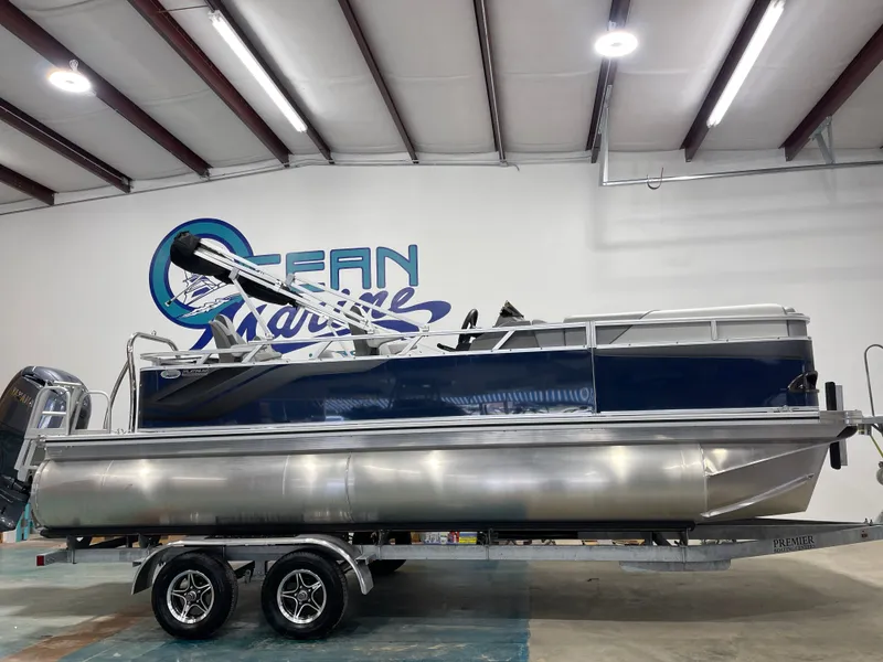 Slide: The Image of Avalon Venture Rear Fish - 21' 2025 - 1