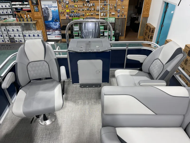 Slide: The Image of Avalon Venture Rear Fish - 21' 2025 - 14