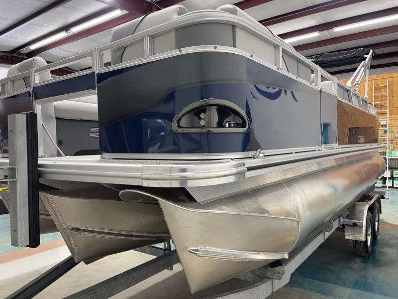 Slide: The Image of Avalon Venture Rear Fish - 21' 2025 - 22