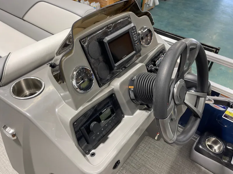 Slide: The Image of Avalon Venture Rear Fish - 21' 2025 - 29