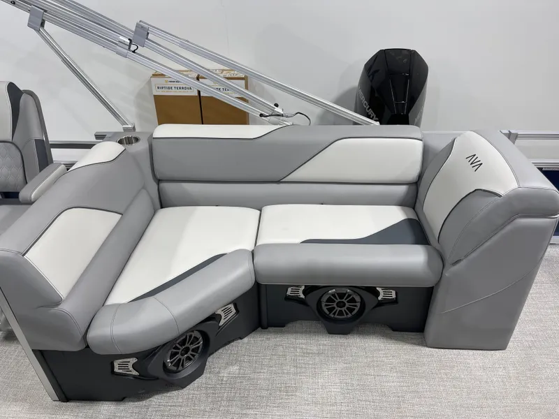 Slide: The Image of Avalon Venture Rear Fish - 21' 2025 - 30