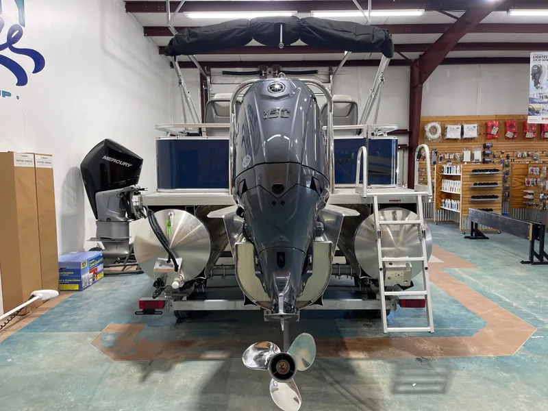 Slide: The Image of Avalon Venture Rear Fish - 21' 2025 - 5