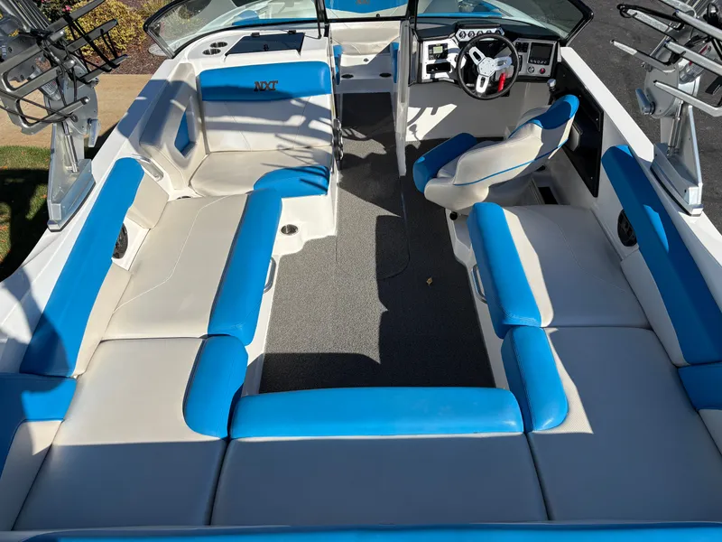 Slide: The Image of MasterCraft NXT22 2018 - 10