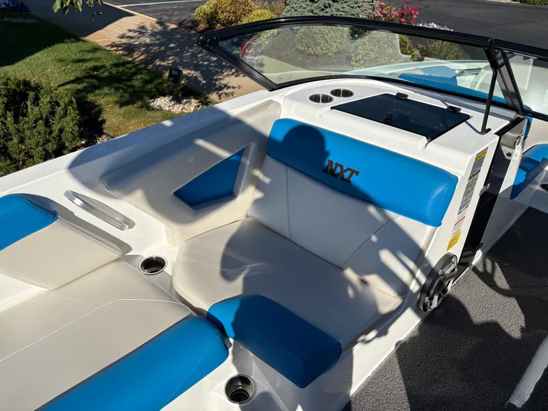 Slide: The Image of MasterCraft NXT22 2018 - 13